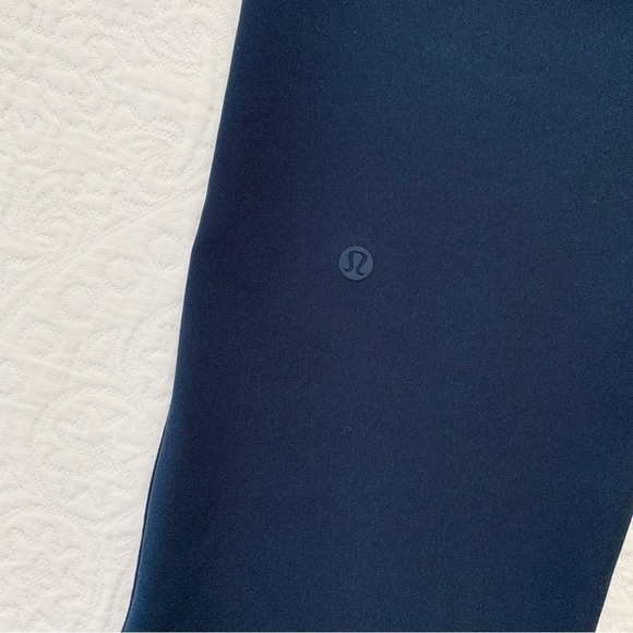 Lululemon On The Fly Crop (Woven), 23" Inseam - Picture 7 of 8